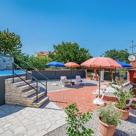 Apartment With Pool Višnjan Екстериор снимка