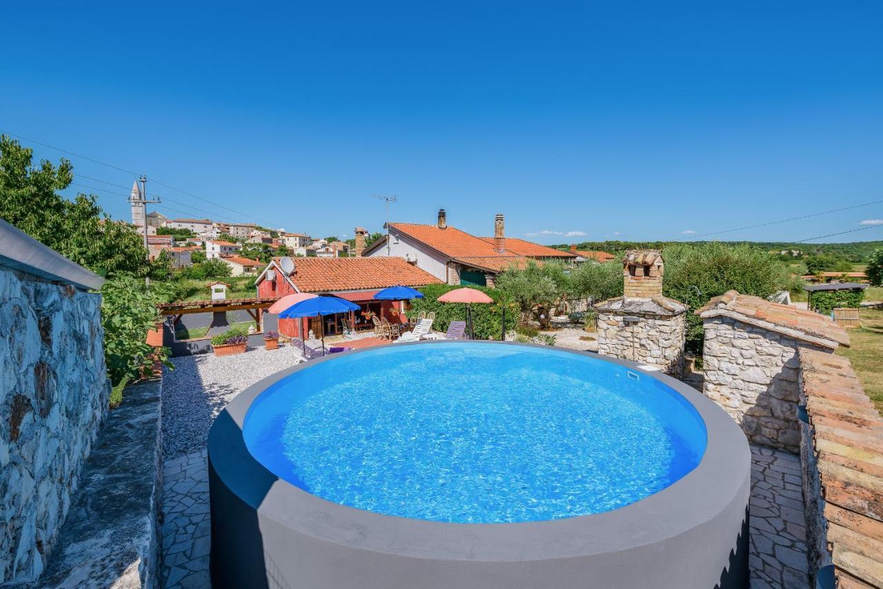 Apartment With Pool Višnjan Екстериор снимка