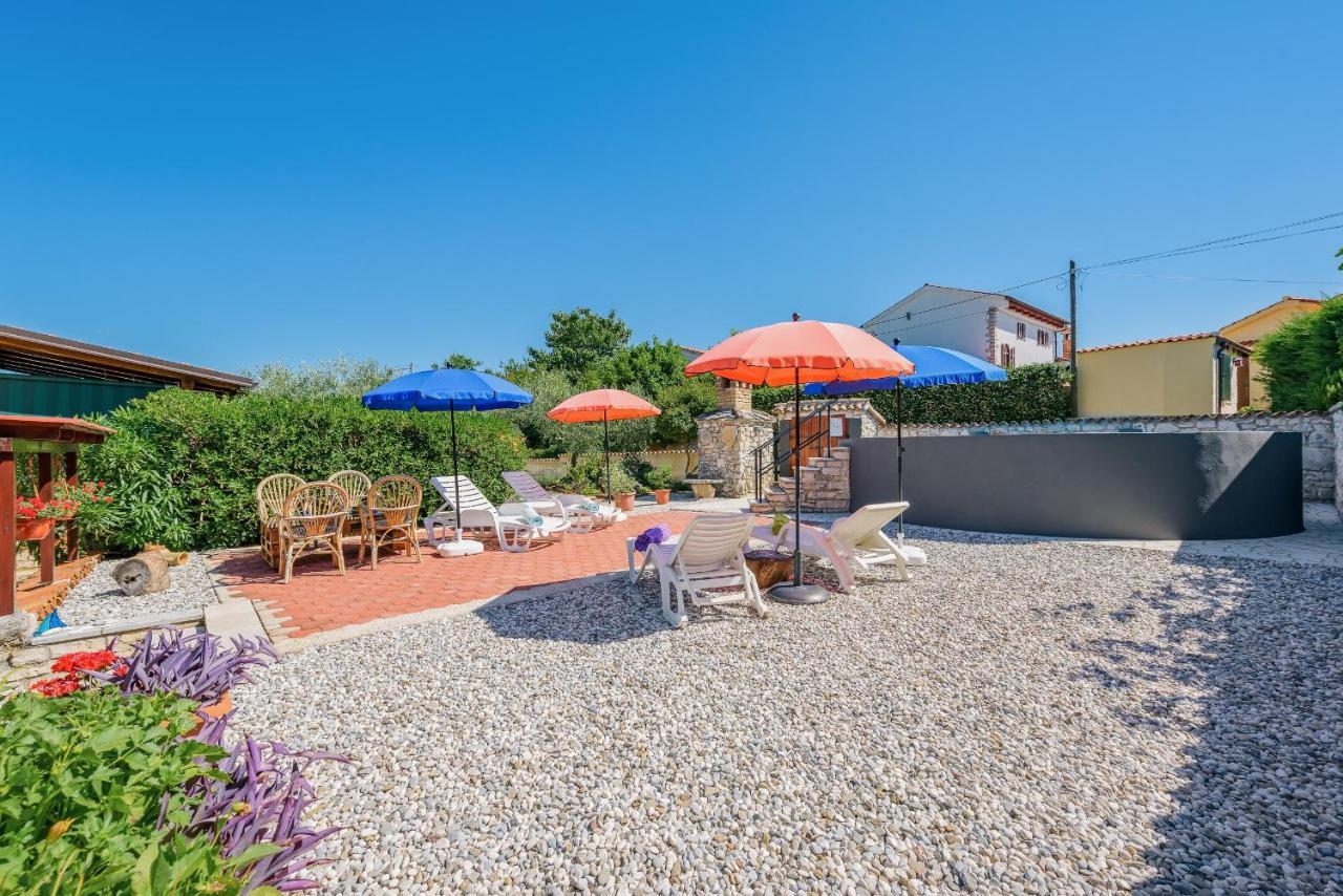 Apartment With Pool Višnjan Екстериор снимка