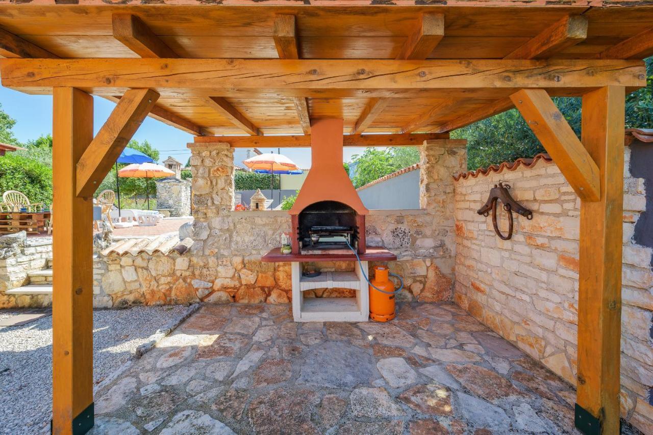 Apartment With Pool Višnjan Екстериор снимка