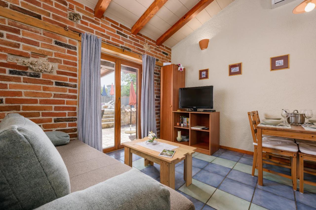 Apartment With Pool Višnjan Екстериор снимка