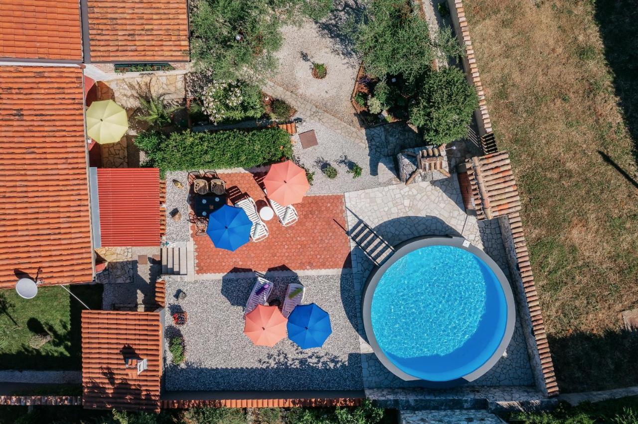 Apartment With Pool Višnjan Екстериор снимка